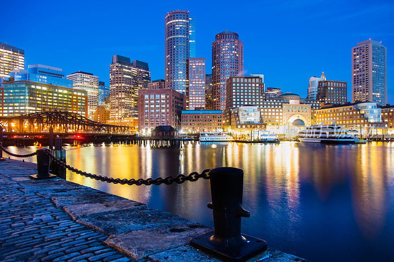 夜间波士顿Fan Pier Waterfront的灯光反射
